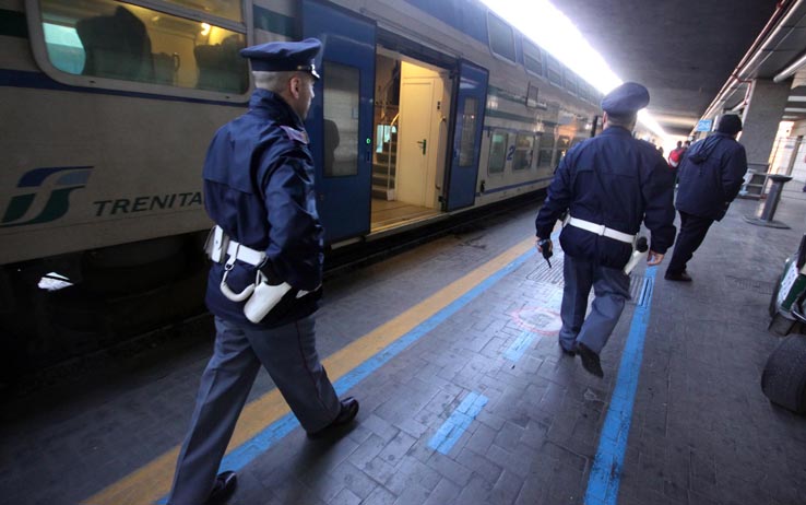 Tenta suicidio gettandosi sotto un treno, salvato da Polfer  - 