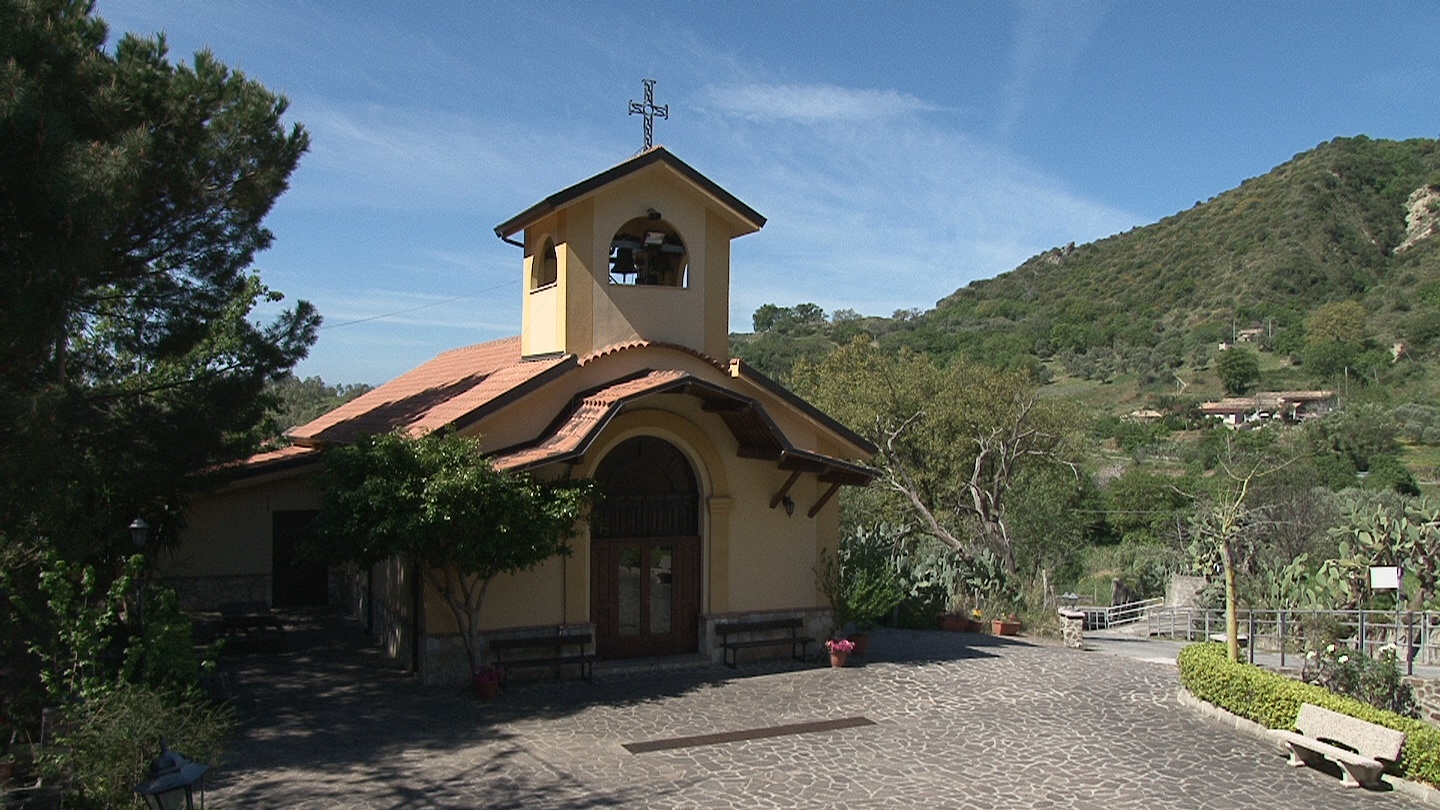 DOPO LE ACCUSE DI COLLUSIONI CON LA NDRANGHETA PER LA COSTRUZIONE DELLA CHIESA, LA COMUNITA' DI PRISDARELLO STASERA IN DIRETTA CON TELEMIA NEL PROGRAMMA LINEAPERTA - 