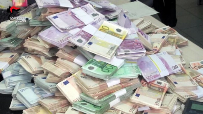 'Ndrangheta Monasterace (RC): soldi,oro e cocaina. I Carabinieri per contare 1 mln e 500 mila euro nascosti, hanno impiegato 5 ore - 