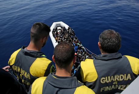 Migranti: in arrivo a Reggio nave Gdf con 62 a bordo - 