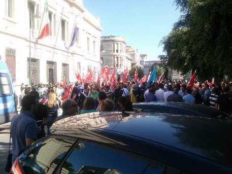 PROTESTA DEI LAVORATORI PRECARI CALABRESI: PRESIDI IN TUTTA LA REGIONE - 