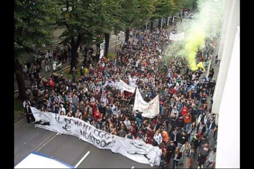 Scuola: in migliaia al corteo di Catanzaro, lanciati fumogeni e petardi - 