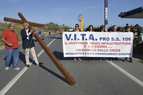 Il presidente di Vita si incatena ad una croce e inscena Via crucis per ammodernamento statale 106 - 