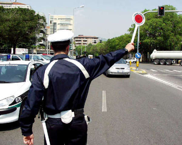 AUTOMOBILISTI: PATENTE E LIBRETTO DOVRANNO COINCIDERE, 705 EURO DI MULTA AI TRASGRESSORI - 