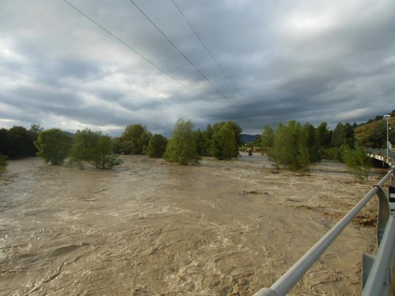 Maltempo. Plati', esonda torrente: travolta auto con due persone a bordo - 