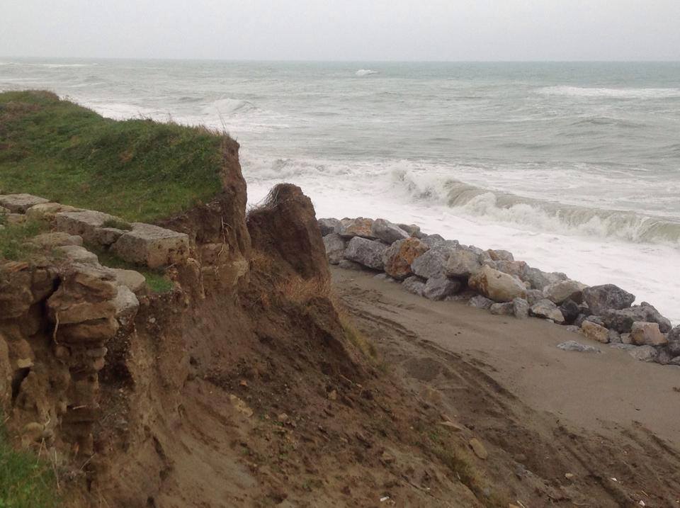 MONASTERACE: LA FURIA DEL MARE PROVOCA NUOVI DANNI ALL'AREA DEL TEMPIO  - 