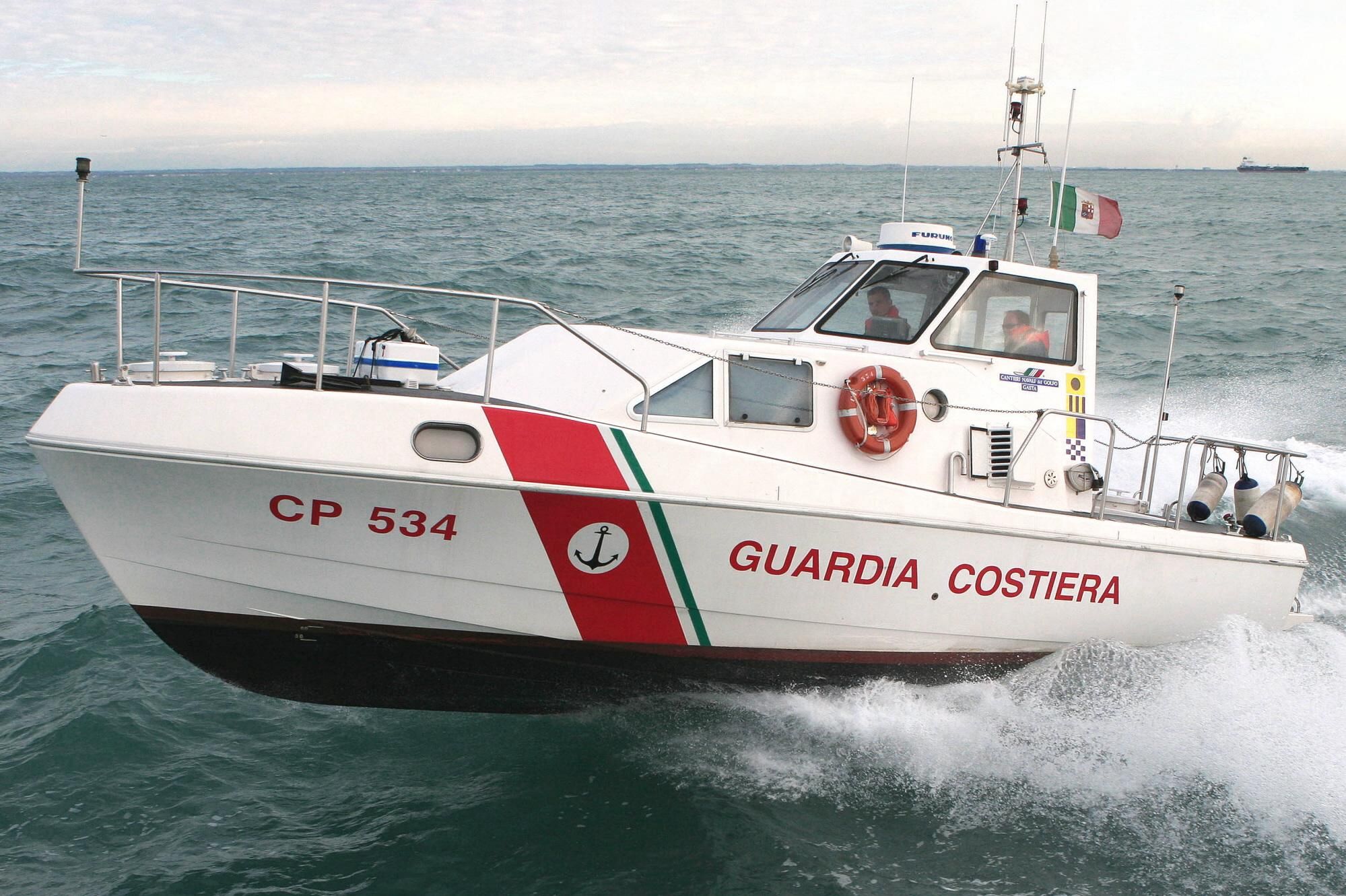 Bimbo di sette anni cade nelle acquee del porto di Reggio Calabria, salvato - 