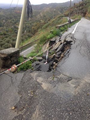 NON BASTAVA LA STRADA DISSESTATA CARERI-BENESTARE-BOVALINO-POZZO, ORA A RISCHIO ANCHE LE CORSE DEI PULMAN - 