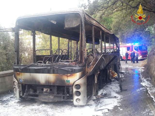 REGGIO CALABRIA: INCENDIO SU AUTOBUS CON A BORDO 45 PASSEGGERI  - 