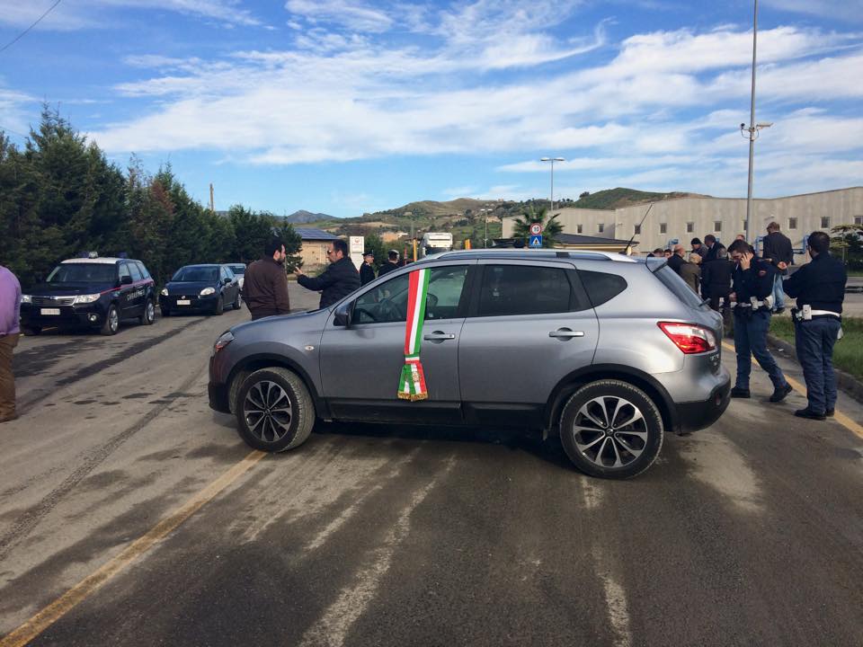 SAN LEO, STOP AL CONFERIMENTO RIFIUTI PER LA LOCRIDE: LE AUTO DEI SINDACI BLOCCANO I CAMION DI REGGIO - 