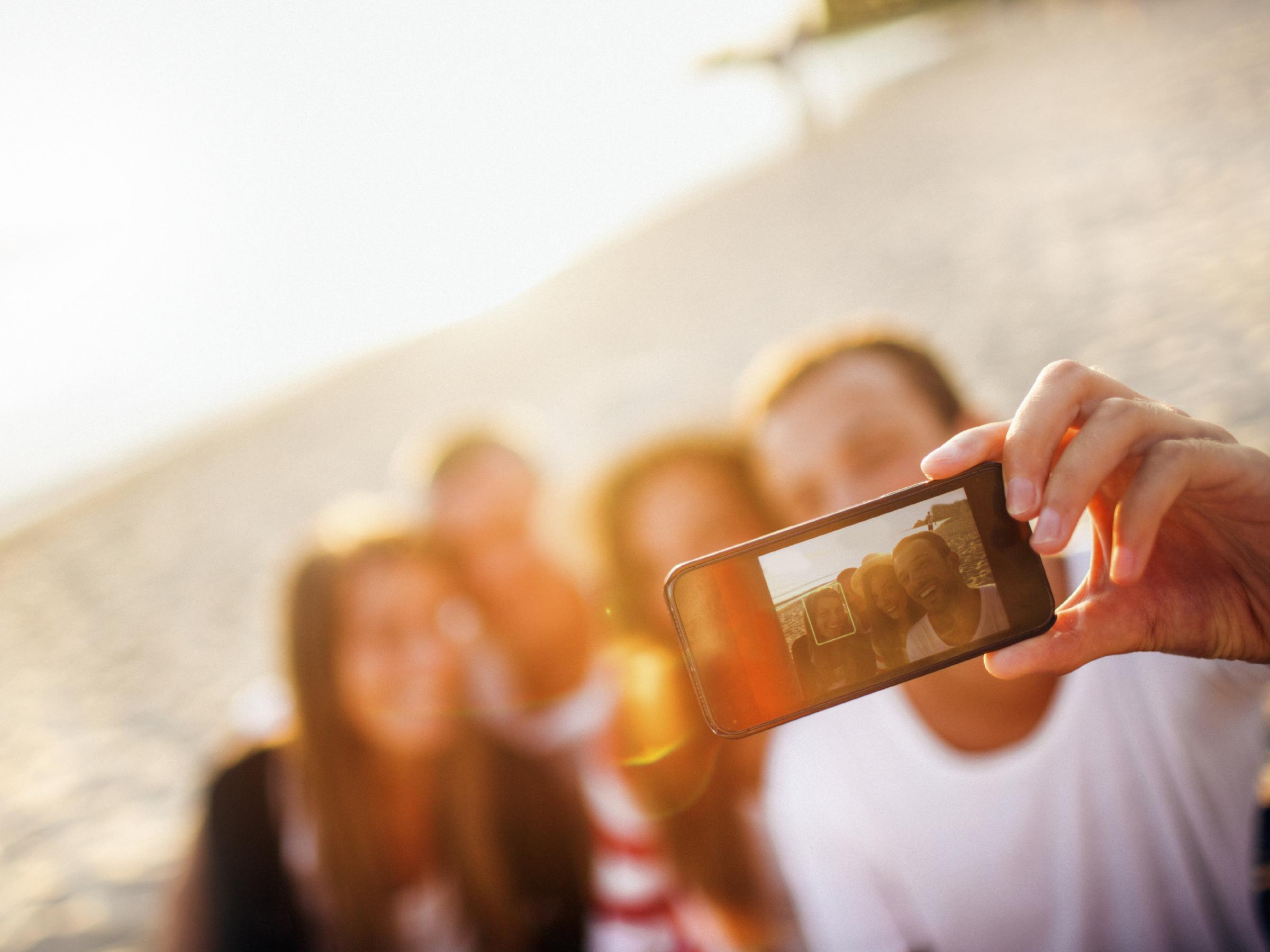 Censis: italiani soli e narcisi, 'selfie' ne sono indice - 