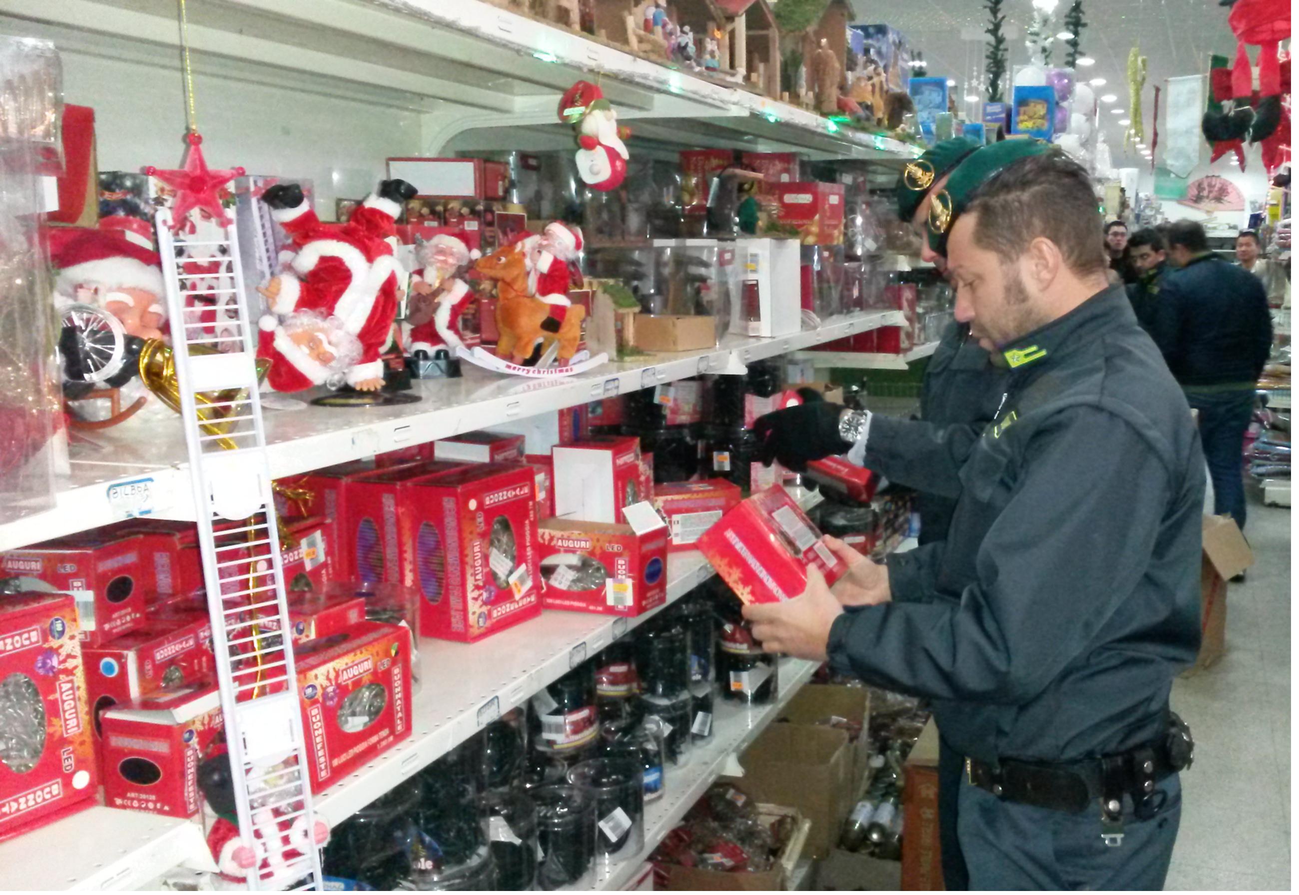 SEQUESTRATE OLTRE 200.000 LUMINARIE NATALIZIE POTENZIALMENTE PERICOLOSE E 1.200 SIMILALIMENTI - 