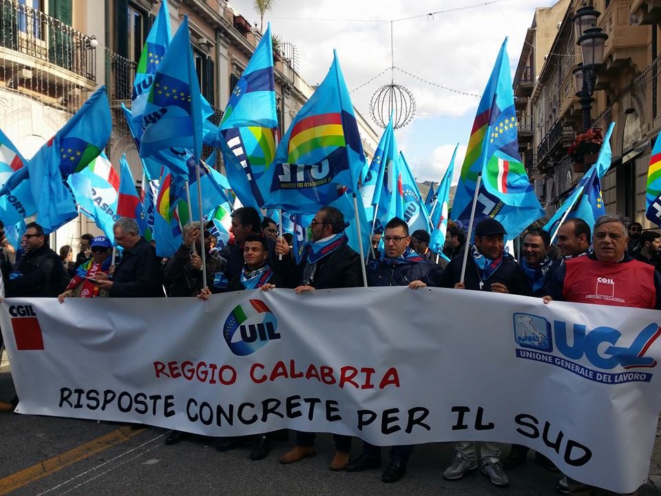 CGIL E UIL IN SCIOPERO CONTRO LE POLITICHE DEL GOVERNO RENZI. MANIFESTAZIONI ANCHE A REGGIO, COSENZA E CATANZARO.  - 