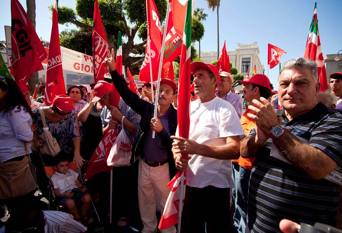 CALABRIA IN PIAZZA PER LO SCIOPERO DELLA CGIL E UIL, DEL 70% L'ADESIONE - 