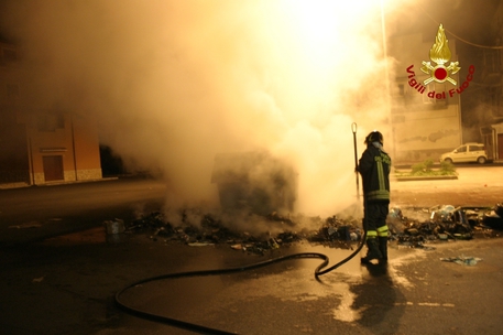 Rifiuti: cassonetti incendiati in vari Comuni del Vibonese - 