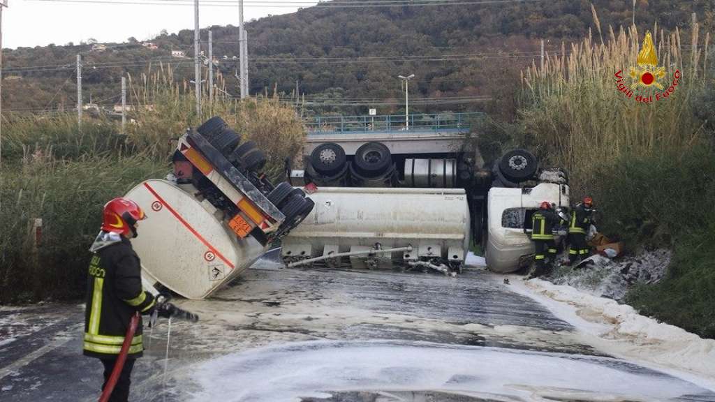 AUTOCISTERNA SI RIBALTA E BLOCCA IL TRANSITO DI UNA STRADA. VIGILI DEL FUOCO A LAVORO. - 