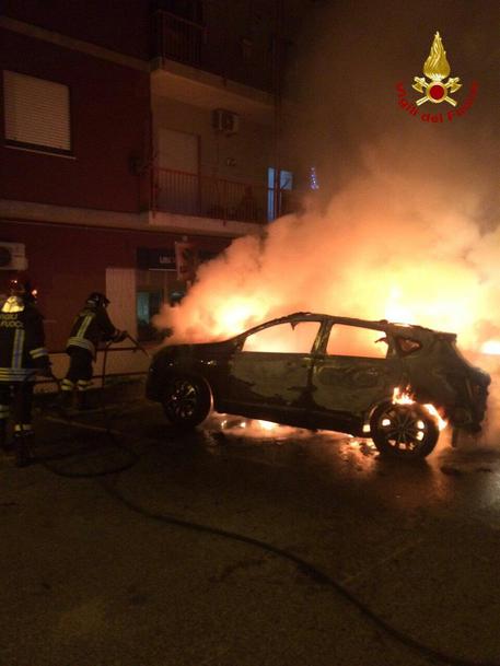 Tre automobili in fiamme nel crotonese - 