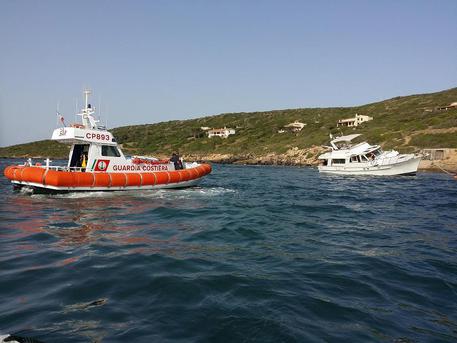 Due in mare dopo affondamento barca, soccorsi  - 