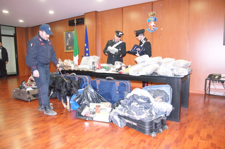 Rinvenuti dai carabinieri 110 kg di droga e due pistole - 