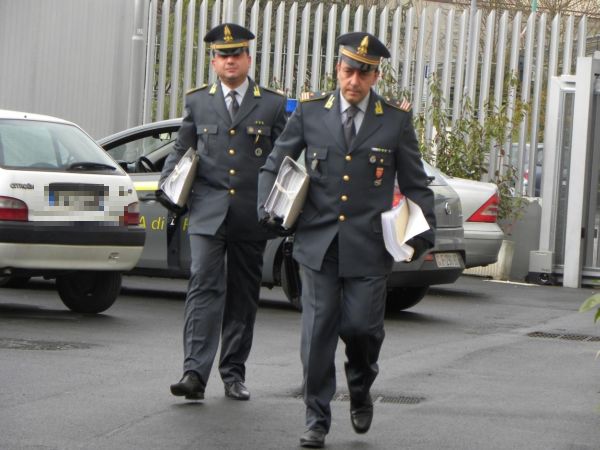 GUARDIA DI FINANZA LOCRI: Società omette di corrispondere contributi previdenziali ai dipendenti ma ne richiede il rimborso allInps. Denunciato lamministratore - 