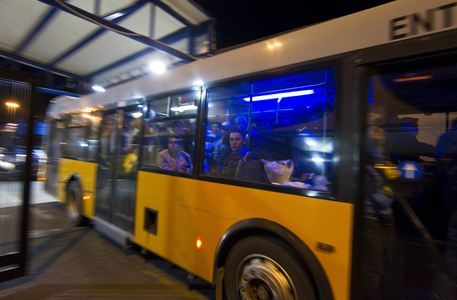 Senza biglietto picchia il controllore del bus - 