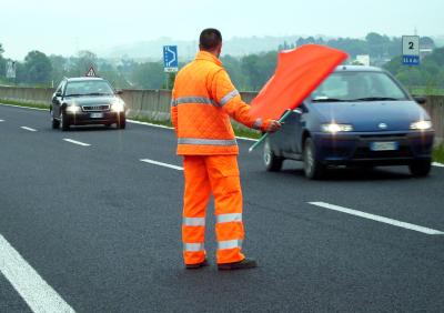 Camion perde carico, traffico su tratto A3 bloccato - 