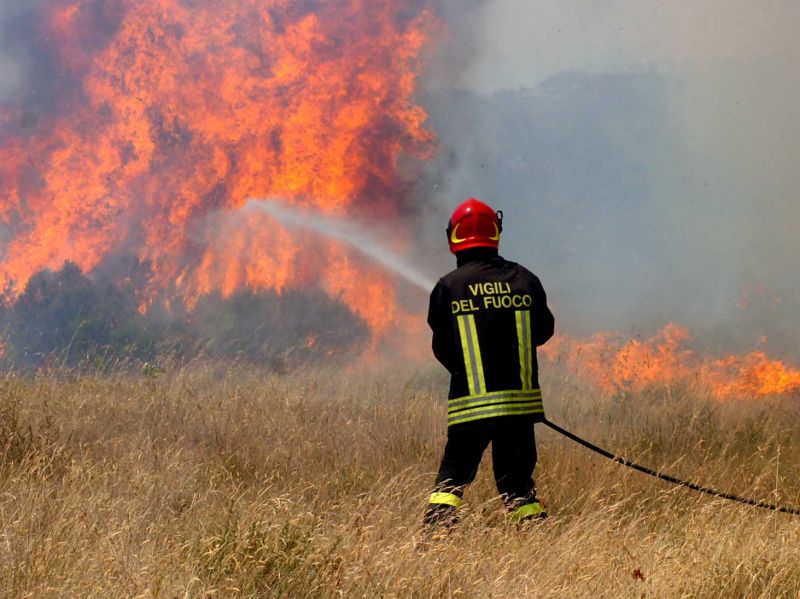 Fabrizia:  incendio doloso in impianto calcestruzzi, distrutti automezzi. Fiamme spente dai vigili del fuoco , indagano carabinieri. - 