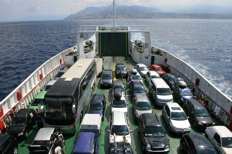 STRETTO: ANCORA TAGLI AI TRASPORTI, SOPPRESSI QUASI TUTTI I FERRY-BOAT PER LA SICILIA - 