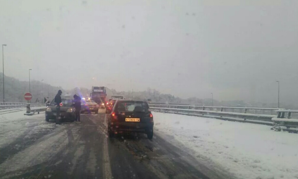 ARRIVA LA NEVE A QUOTE BASSE. AL VALICO DELLA LIMINA STA NEVICANDO. DISAGI ALLA CIRCOLAZIONE  - 