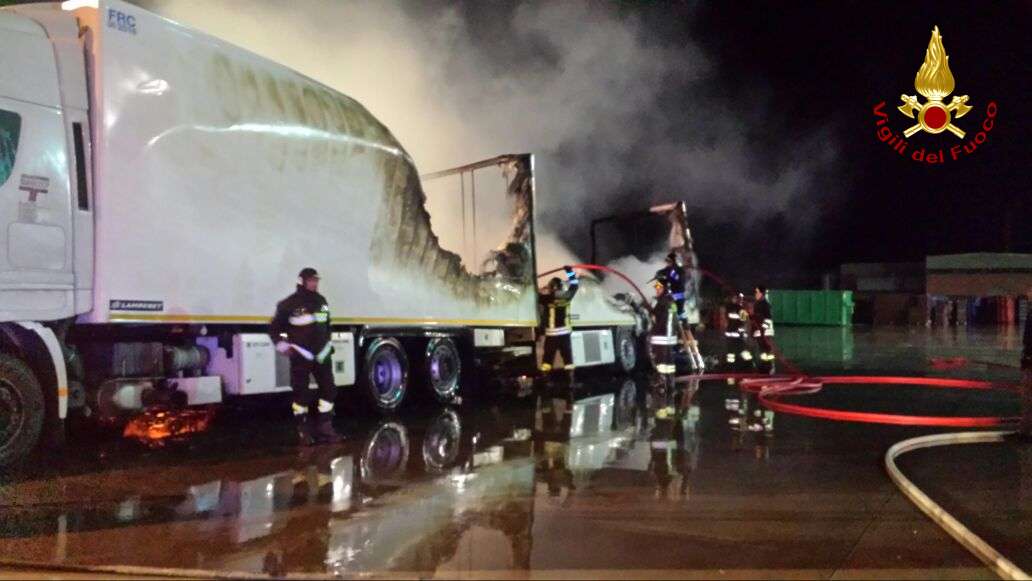 Incendiati autotreni di una azienda di Lamezia Terme - 