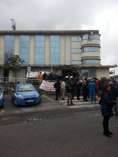 Province: dipendenti Vibo bloccano strada davanti Ente - 