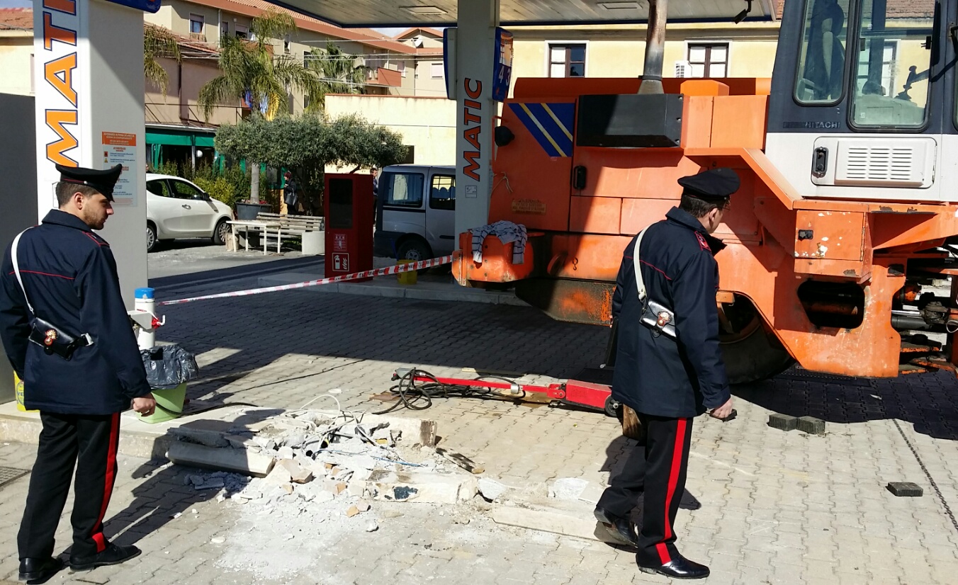 CAULONIA: COLPO DA 12.000 EURO DURANTE LA NOTTE ALLA STAZIONE DI SERVIZIO IP - 