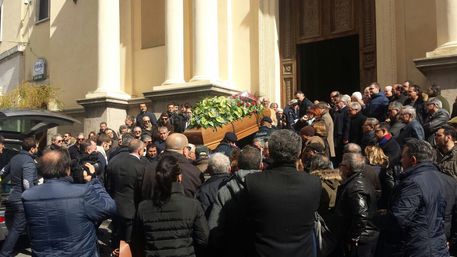 MORTE PM BISCEGLIA: LACRIME AI FUNERALI A CATANZARO, A CAIVANO FUOCHI D'ARTIFICIO - 