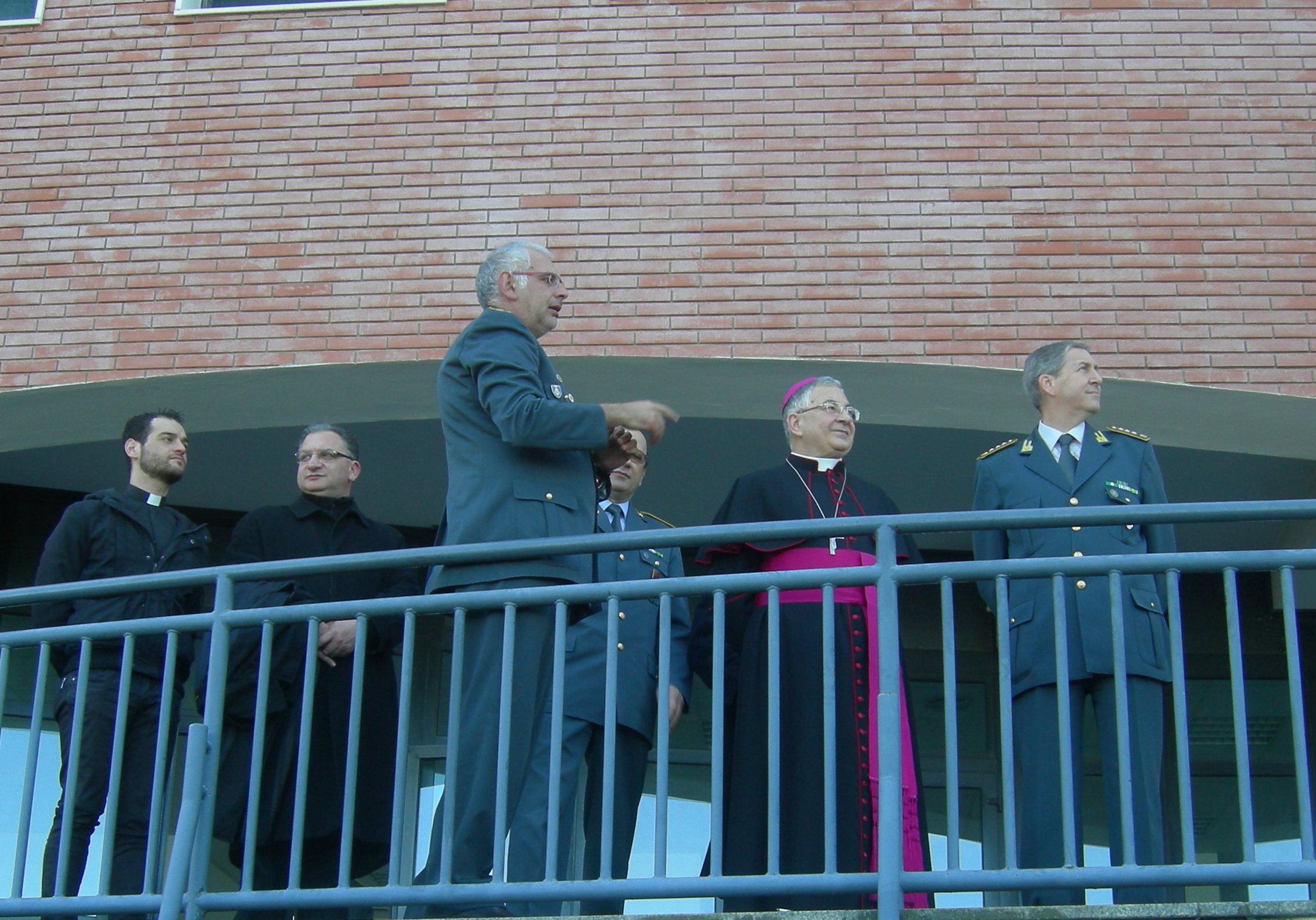 Vibo Valentia: il vescovo Luigi Renzo in visita alla caserma della GdF - 