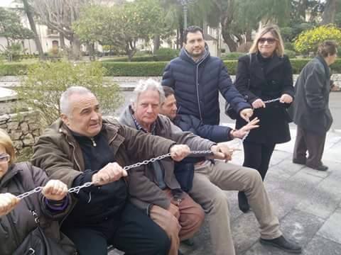 Locri: quindici lavoratori LPU/LSU si incatenano per protesta davanti al Comune - 