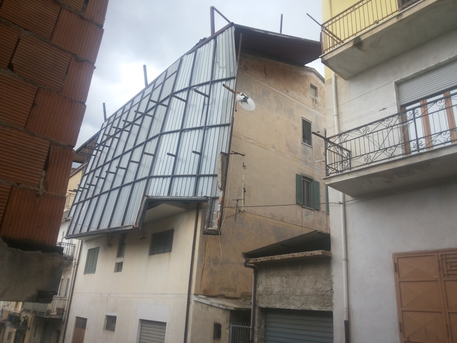 Vento forte manda copertura su edificio - 