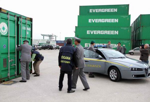 GUARDIA DI FINANZA RC: MAXI SEQUESTRO DI PRODOTTI CONTRAFFATTI CINESI NEL PORTO DI GIOIA TAURO. - 