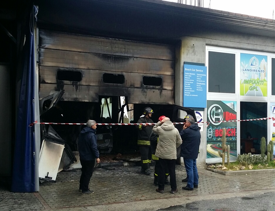 RIACE: DEVASTATO DA UN INCENDIO RIVENDITA DI AUTOMOBILI - 