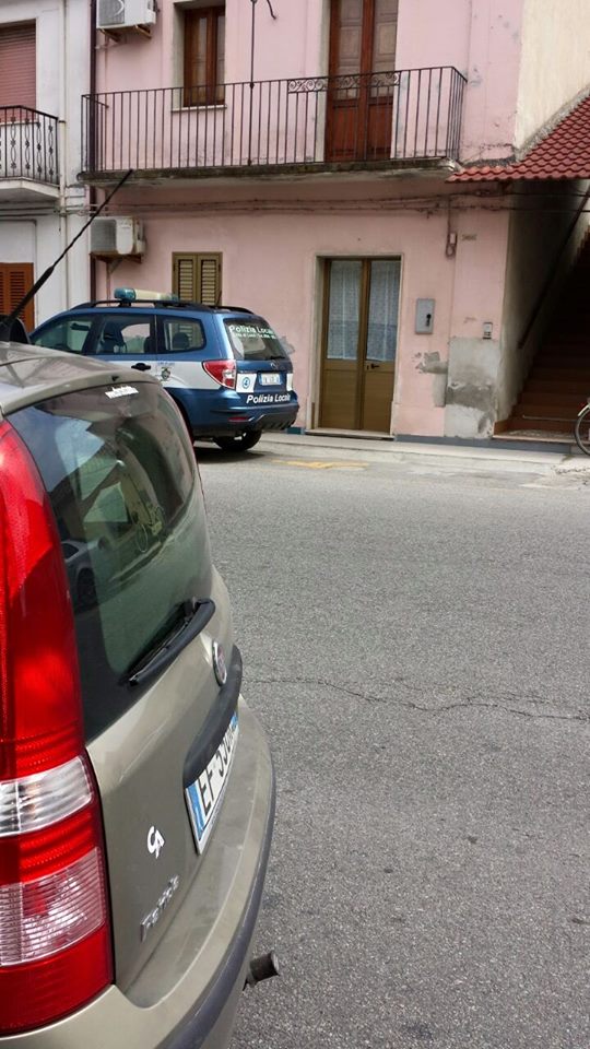 Locri (RC): il sindaco Calabrese redarguisce la sua Polizia Municipale per parcheggio selvaggio - 