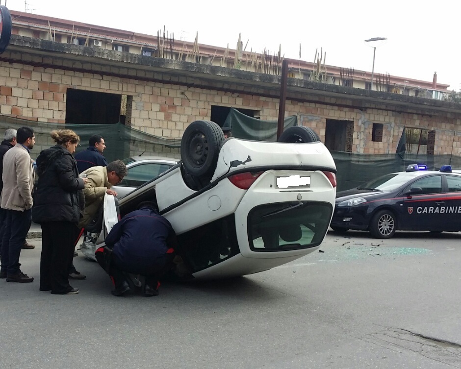 CAULONIA: PAUROSO INCIDENTE STRADALE IN PIENO CENTRO - 