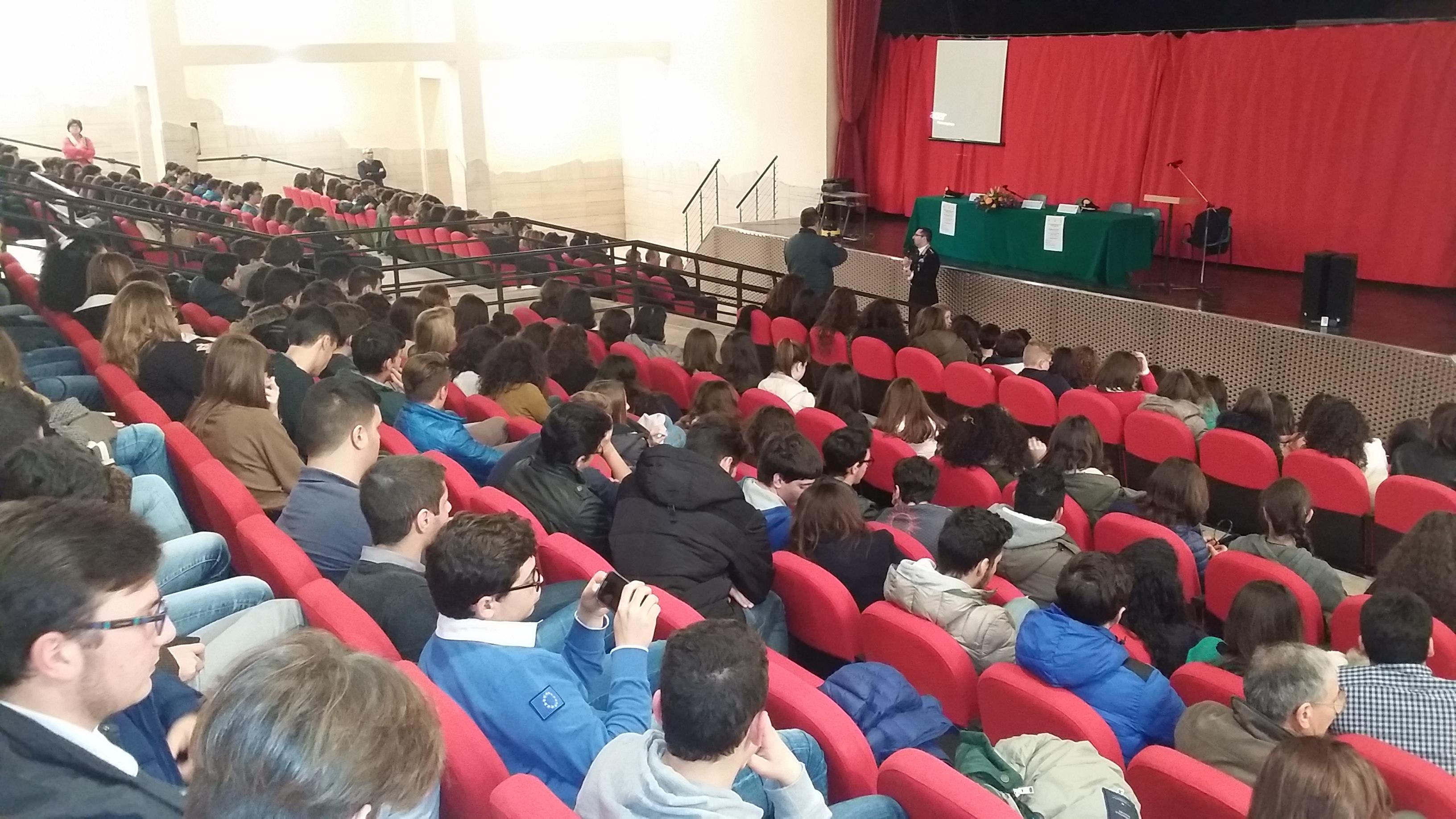 ROCCELLA JONICA: IL COLONNELLO DE MAGISTRIS INCONTRA I RAGAZZI DEL LICEO SCIENTIFICO - 