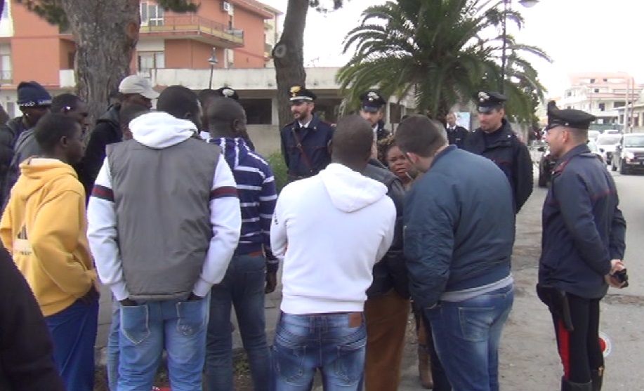 CAULONIA: IMMIGRATI IN SOMMOSA, MINACCE CONTRO LA COOP PATOS. - 