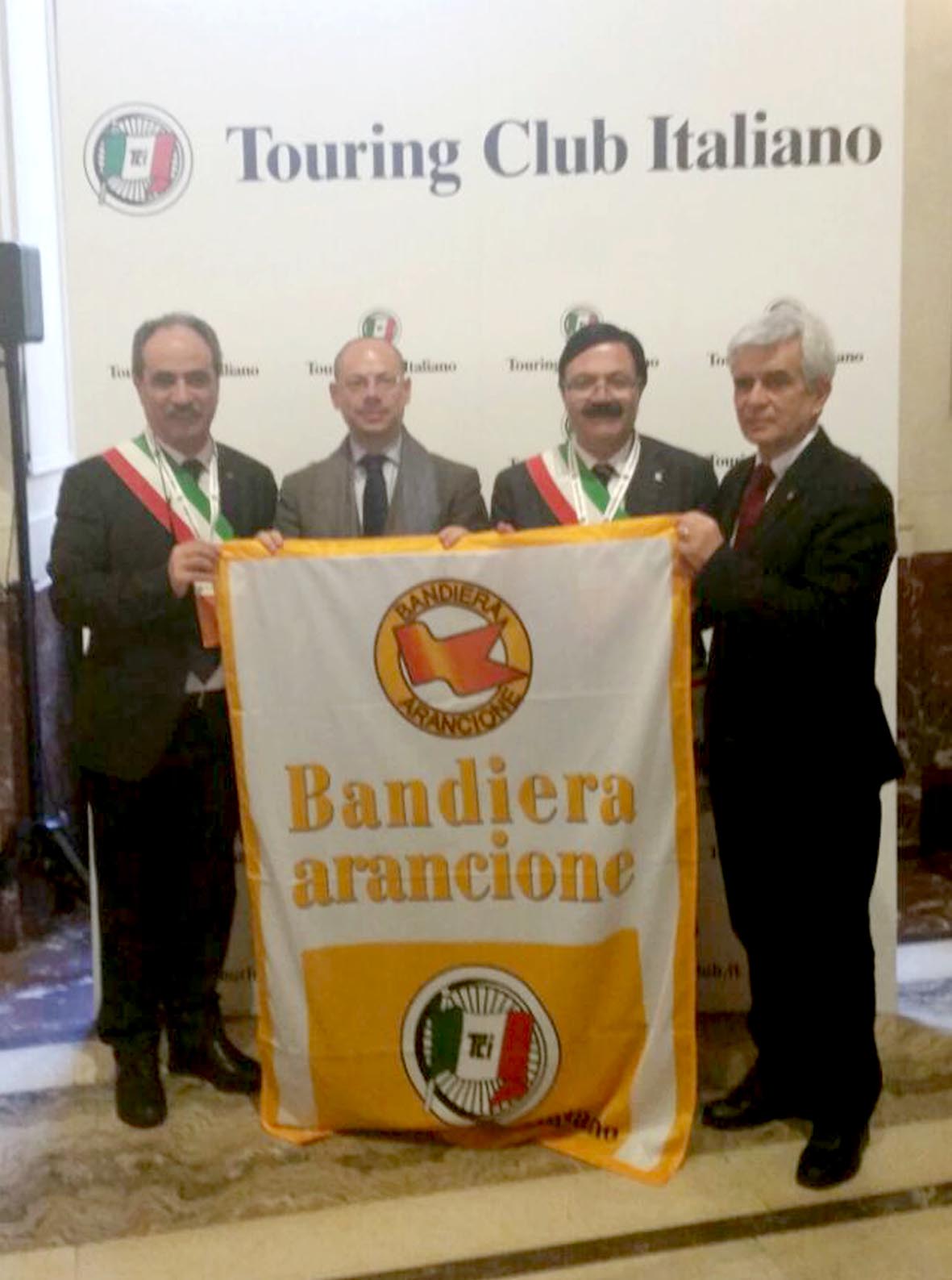 CONSEGNATO A MILANO, ALLA CITTA DI GERACE, IL PRESTIGIOSO RICONOSCIMENTO DELLA BANDIERA ARANCIONE DEL TOURING CLUB ITALIANO. - 