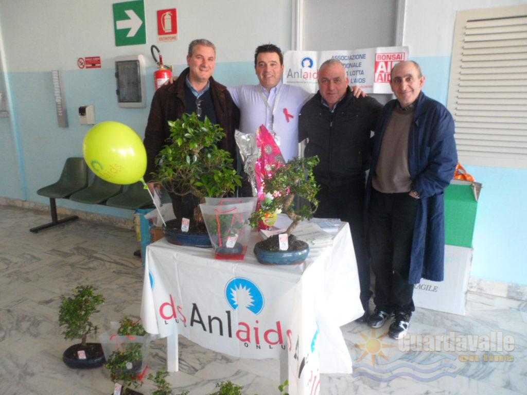 UN BONSAI PER UN FUTURO SENZA AIDS. Banchetti a Chiaravalle, Soverato e a Guardavalle. - 