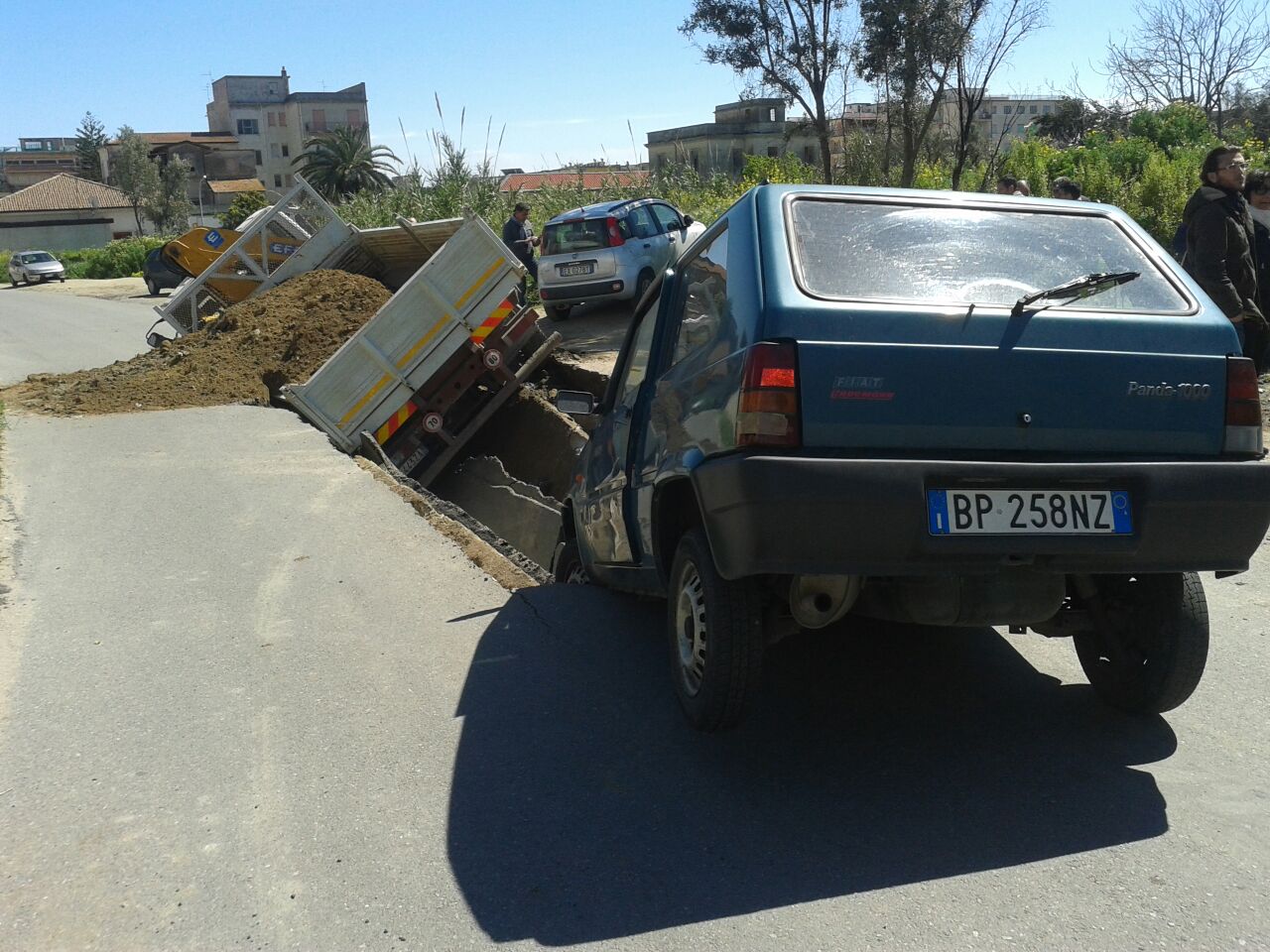 LOCRI: UNA VORAGINE INGOIA LA STRADA, PRECIPITANO UN CAMION ED UNA PANDA  - 