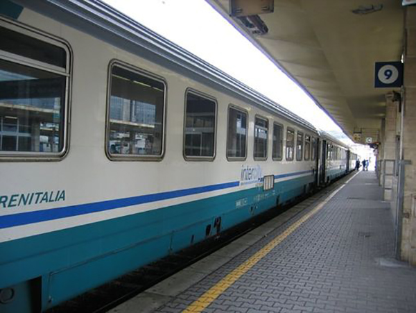 ARDORE: TRENO INVESTE PEDONE. - 