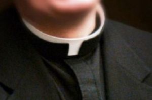 SACERDOTE PROMETTEVA LAVORO E DENARO IN CAMBIO DI SESSO - 