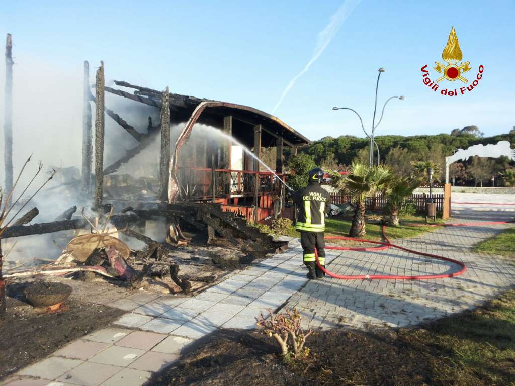 VIGILI DEL FUOCO SPENGONO INCENDIO IN UNO STABILIMENTO BALNEARE - 