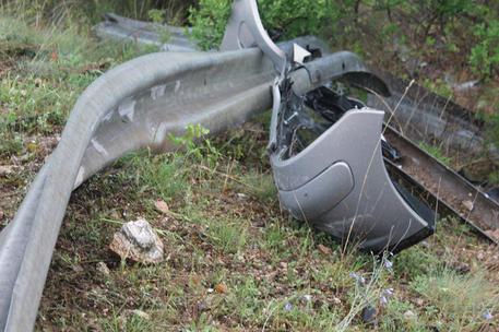 Auto finisce in scarpata, un morto - 