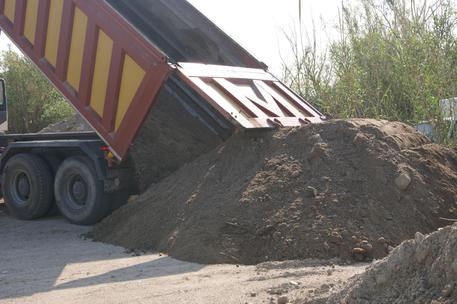 Preleva inerti da greto torrente, arrestato da carabinieri  - 